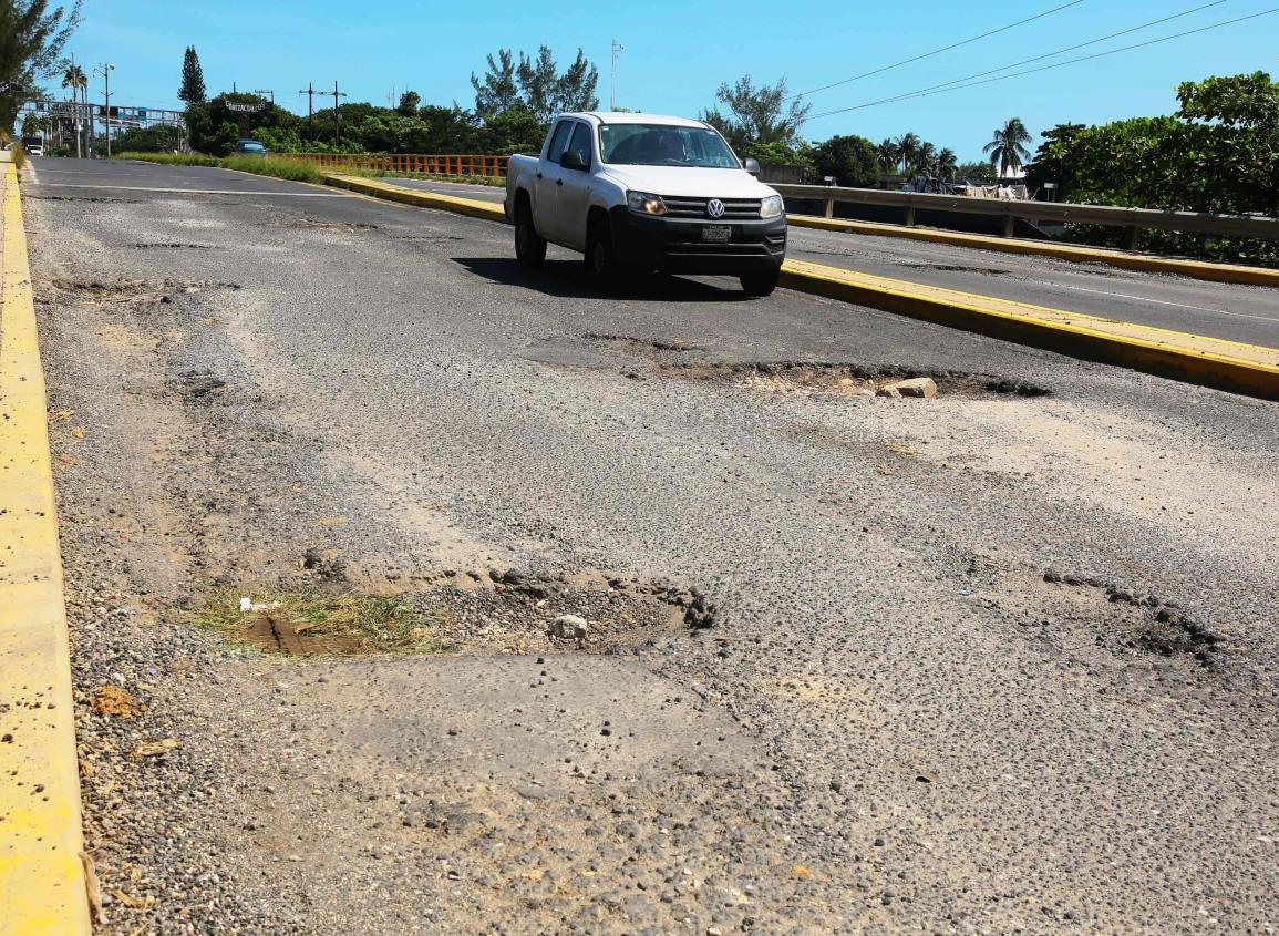 Llena de cráteres varios tramos de la Transístmica