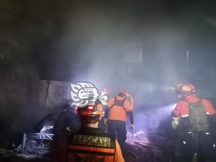 Fuego consume vivienda en la colonia Carolino Anaya de Xalapa