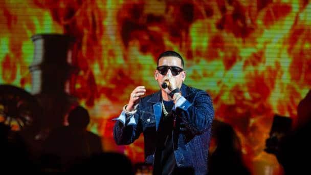 Video: ¡Le puso gasolina! Se prende parte de escenario en concierto de Daddy Yankee