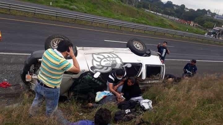 Volcadura en la autopista Puebla-Córdoba deja dos personas lesionadas