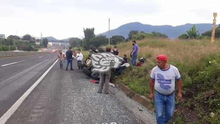 Volcadura en la autopista Puebla-Córdoba deja dos personas lesionadas