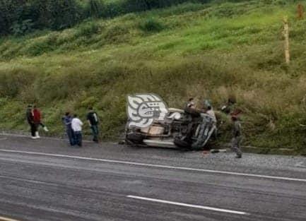 Volcadura en la autopista Puebla-Córdoba deja dos personas lesionadas