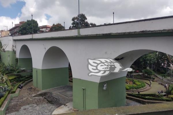 Policía Municipal lo salva cuando pretendía arrojarse del puente Xallitic, en Xalapa