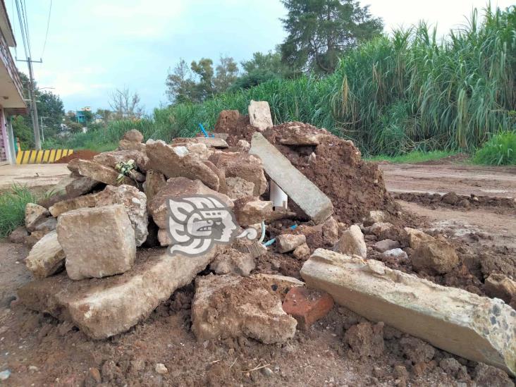 ¡Intransitable! Constructora de CMAS Xalapa destroza la calle Porfirio Serrano