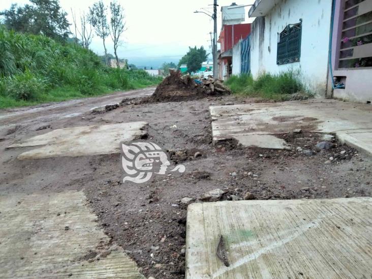 ¡Intransitable! Constructora de CMAS Xalapa destroza la calle Porfirio Serrano