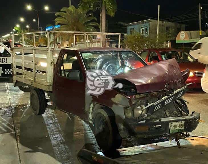 Duelo de camionetas en Minatitlán, deja daños de miles de pesos