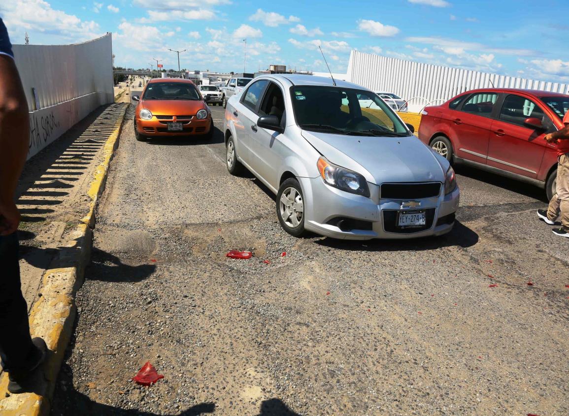 Baches provocan carambola en el puente Joroba