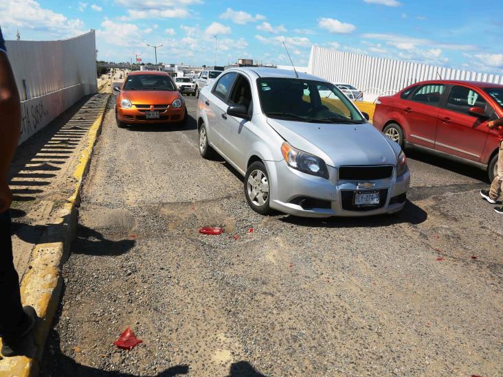 Baches provocan carambola en el puente Joroba