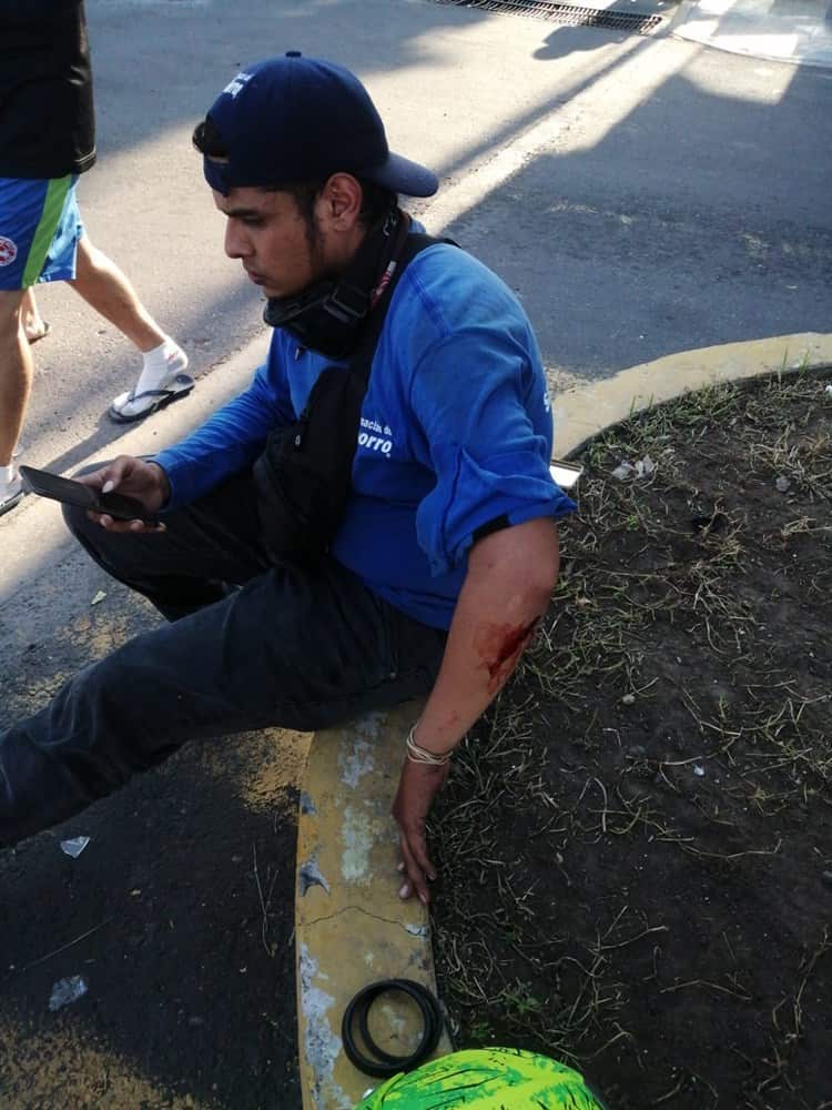 Motociclistas se impactan en la Unidad Habitacional El Coyol, resultaron heridos