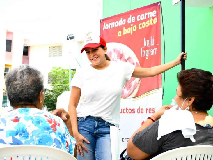 Anilú Ingram vende carne a bajo costo en Infonavit Buena Vista, en Veracruz