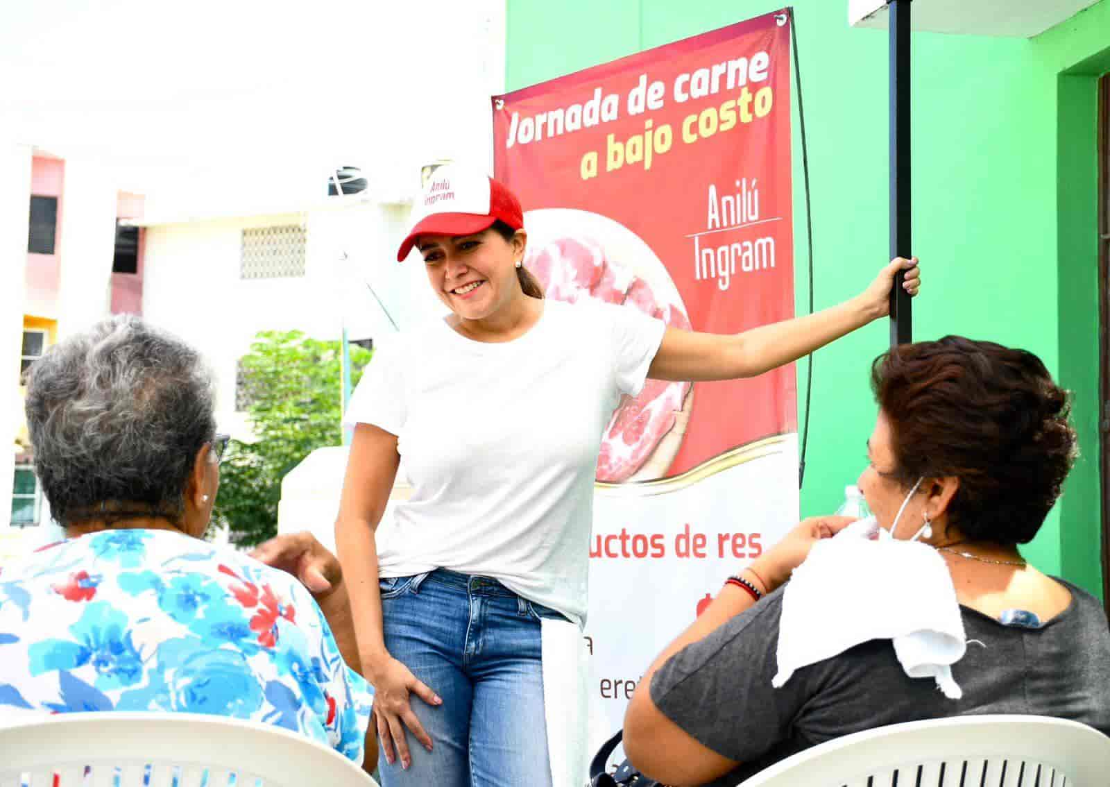 Anilú Ingram vende carne a bajo costo en Infonavit Buena Vista, en Veracruz