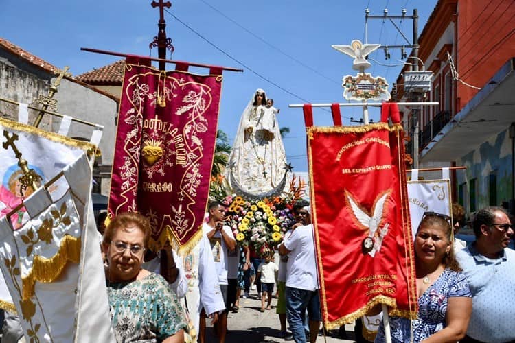 Video: Realizan procesión y paseo de la Virgen del Rosario en Alvarado