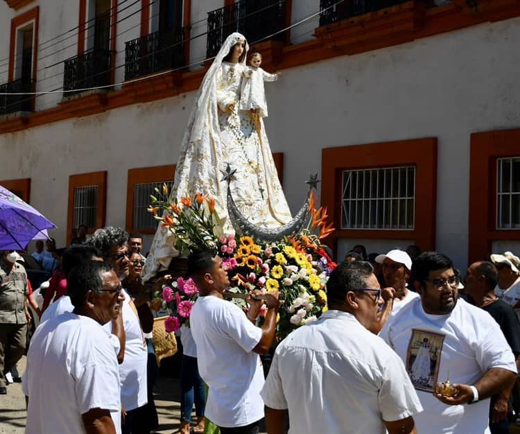 Video: Realizan procesión y paseo de la Virgen del Rosario en Alvarado