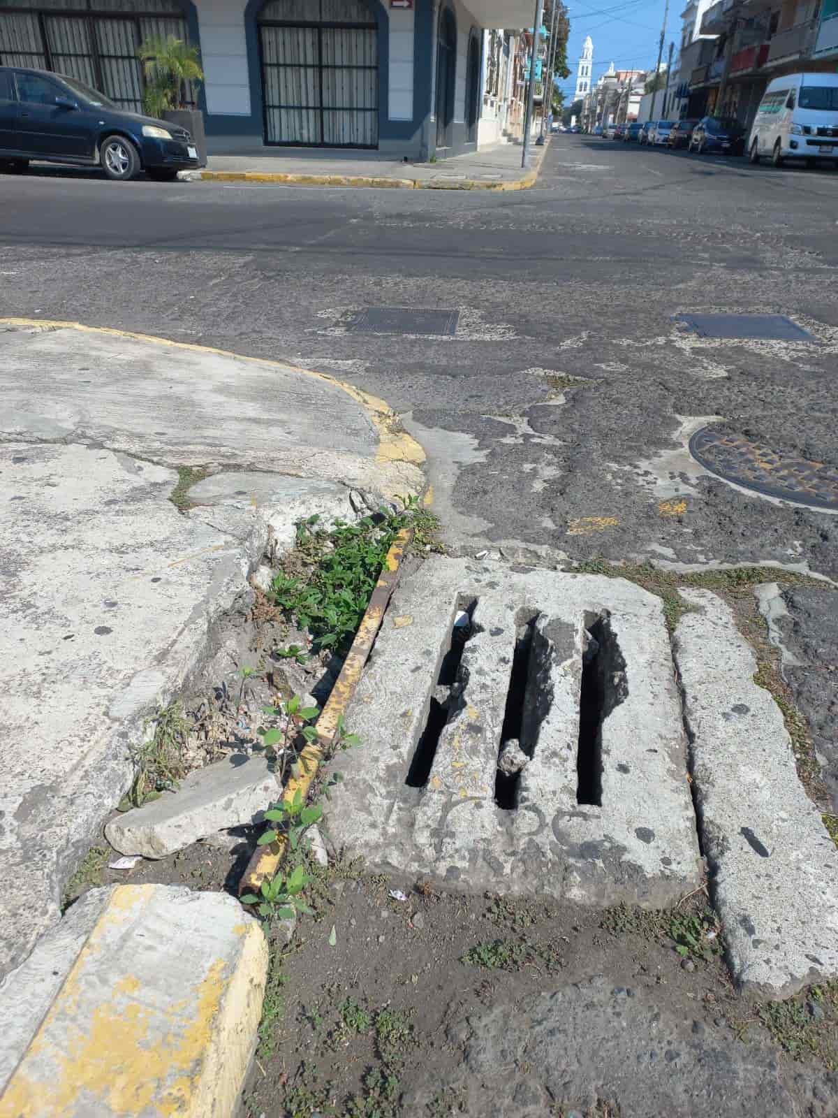 Denuncian falta de mantenimiento de calles y banquetas del Centro Histórico