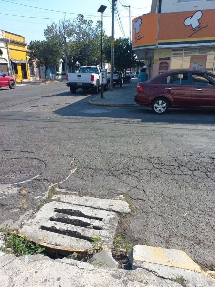 Denuncian falta de mantenimiento de calles y banquetas del Centro Histórico