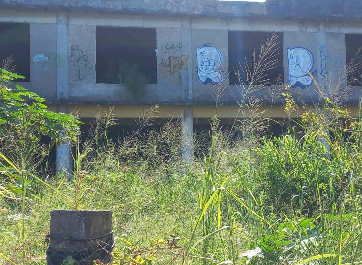 Proponen convertir en parques o canchas los edificios abandonados en Veracruz