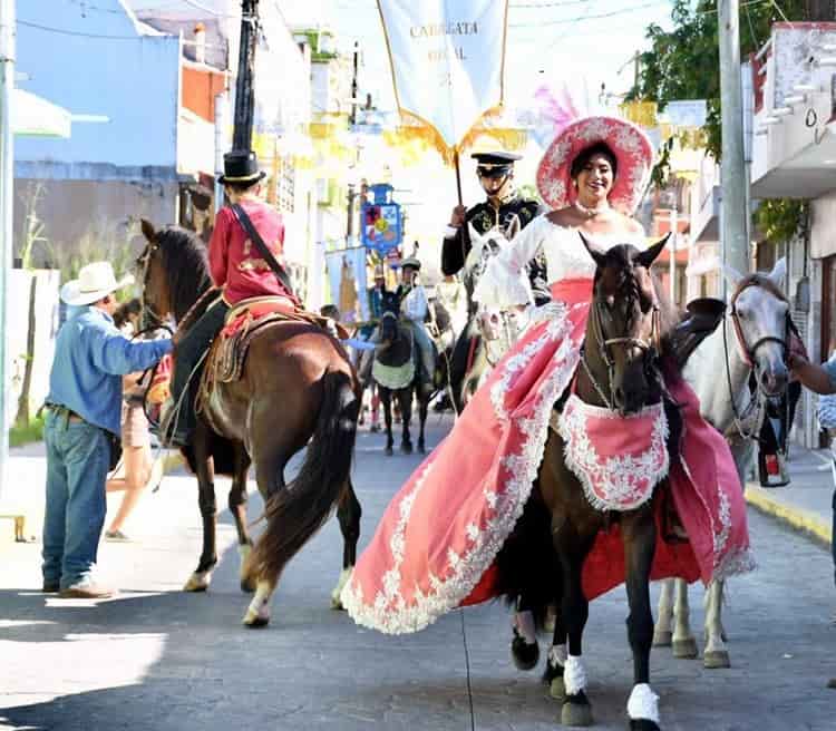 Realizan tradicional cabalgata en honor a la Virgen del Rosario en Alvarado (+Video)