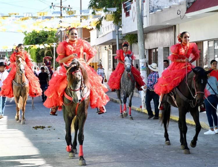 Realizan tradicional cabalgata en honor a la Virgen del Rosario en Alvarado (+Video)