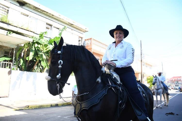 Realizan tradicional cabalgata en honor a la Virgen del Rosario en Alvarado (+Video)