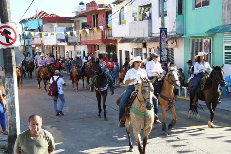 Realizan tradicional cabalgata en honor a la Virgen del Rosario en Alvarado (+Video)