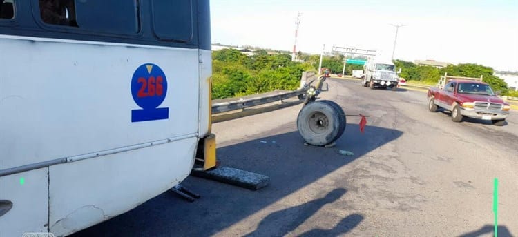 ¡Se le sale llanta! Camión urbano pierde llanta sobre distribuidor vial Cabeza Olmeca