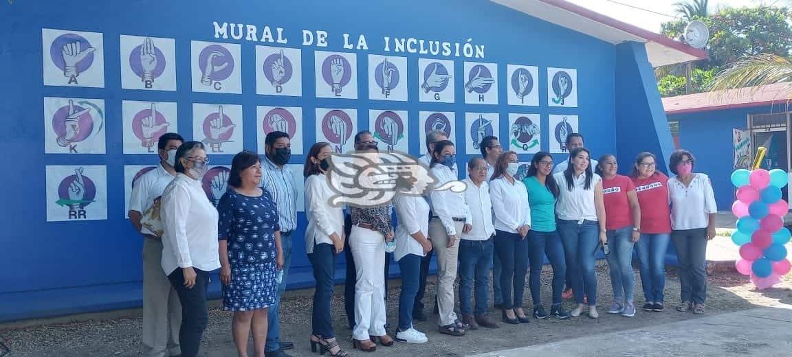 Plasman primer mural de inclusión en primaria de Coatzacoalcos