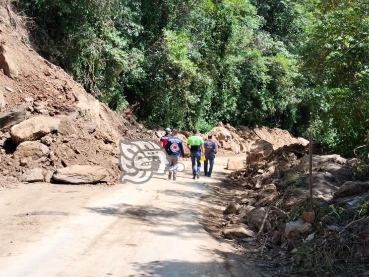 Ante riesgo de desprendimiento de rocas, cierran paso a comunidad de Palapa (+Video)