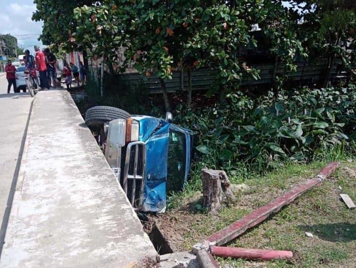 Camioneta se va a canal de aguas negras en la Trópico de la Rivera