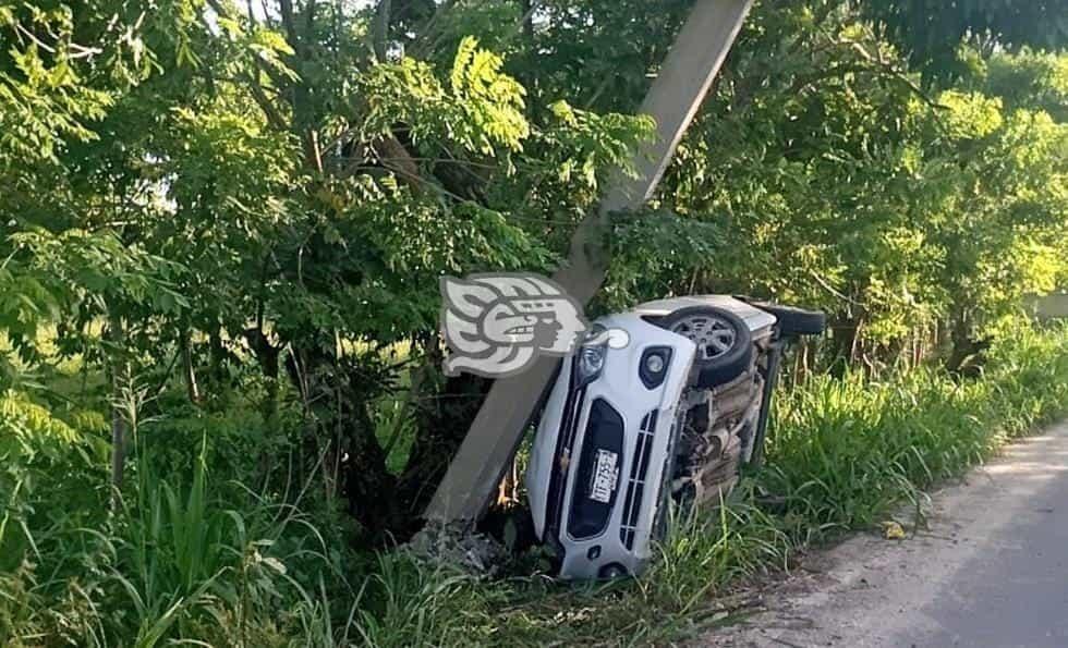 Abandonan vehículo volcado en la carretera Nanchital-Las Choapas