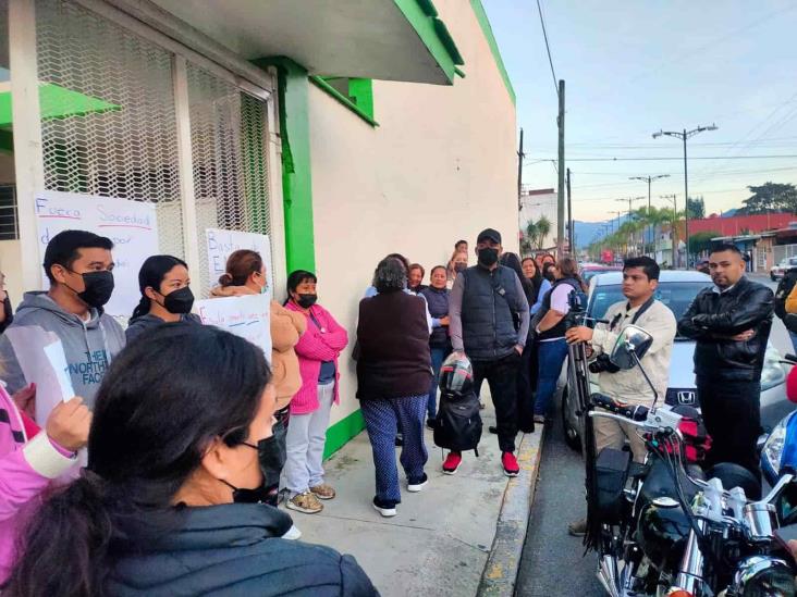 Conflicto en secundaria Margarita Maza en Orizaba por falta de maestros (+Video)