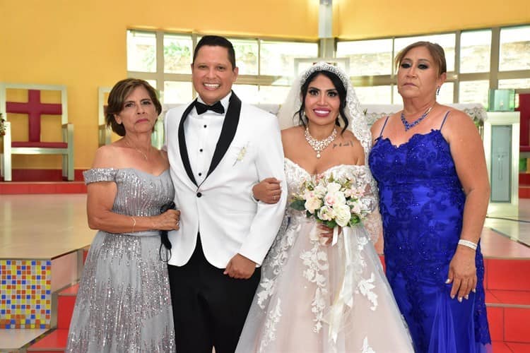 Angie del Olmo y Víctor Hugo Martínez contrajeron sagrado matrimonio