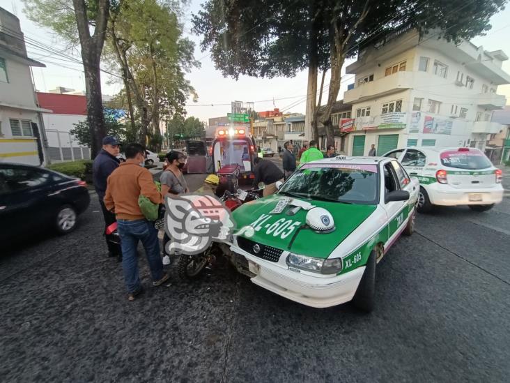 En Xalapa, motociclista choca contra taxi en Ávila Camacho