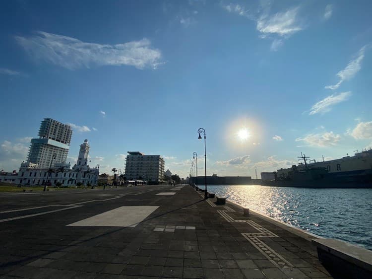 Arriba Buque Papaloapan al puerto de Veracruz para desfile de la Armada de México