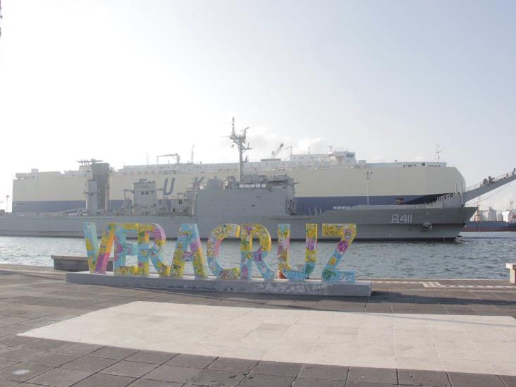 Arriba Buque Papaloapan al puerto de Veracruz para desfile de la Armada de México