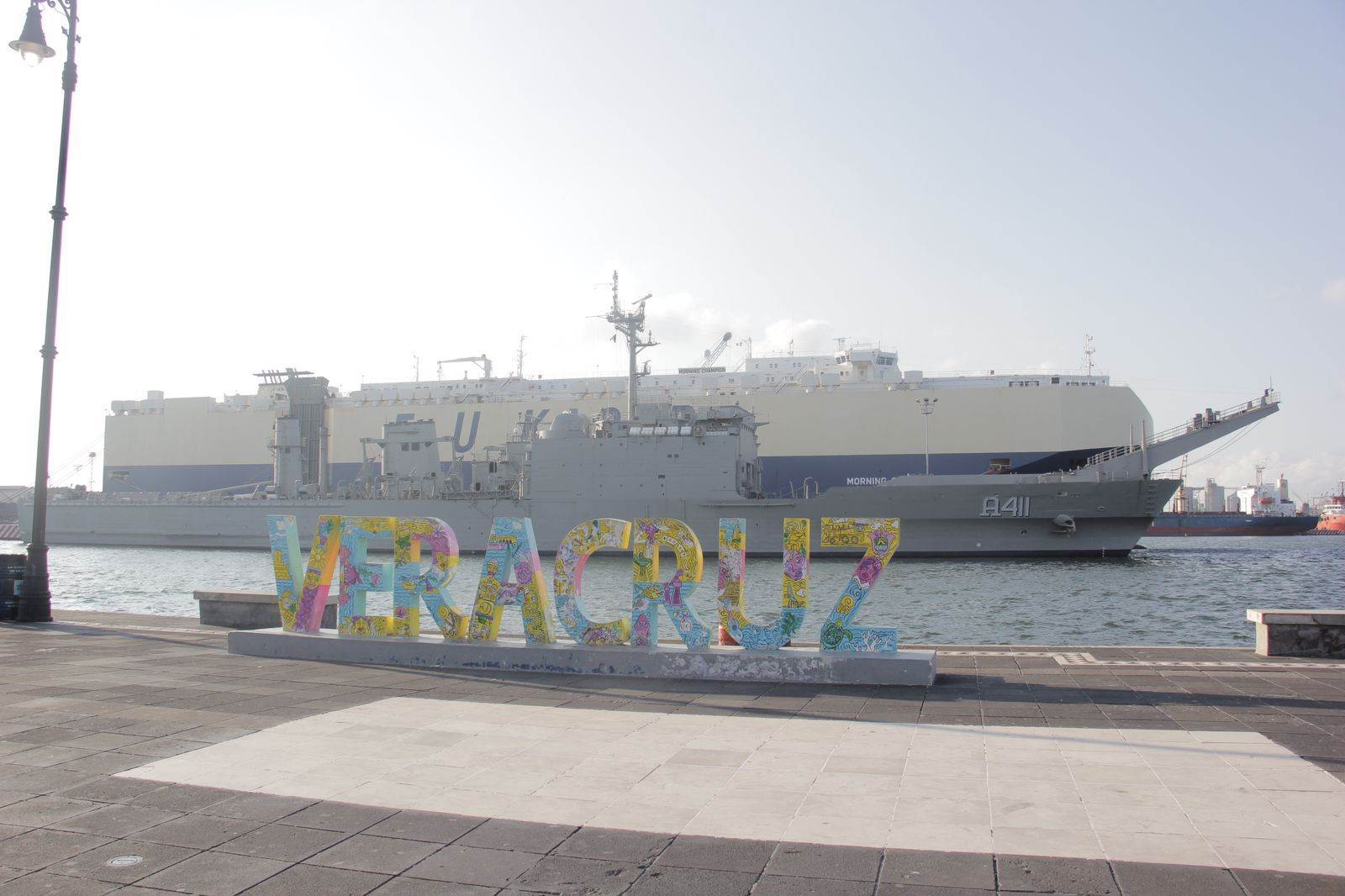 Arriba Buque Papaloapan al puerto de Veracruz para desfile de la Armada de México