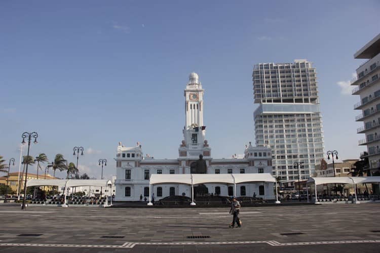 Arriba Buque Papaloapan al puerto de Veracruz para desfile de la Armada de México