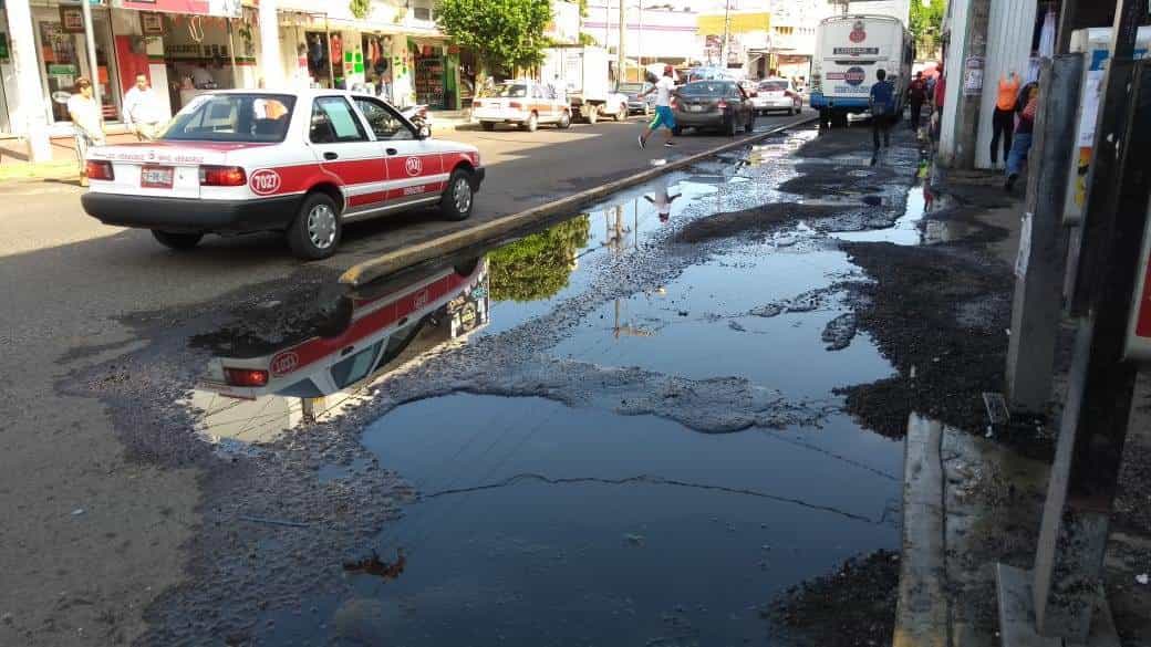 Entre baches y drenaje, veracruzanos realizan sus compras en zona de mercados