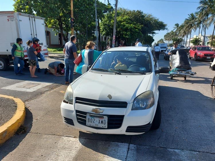 Motociclista sale proyectado contra pavimento al chocar con auto en Veracruz