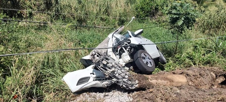 Automovilista pierde el control y se estampa contra poste en Tlacotalpan