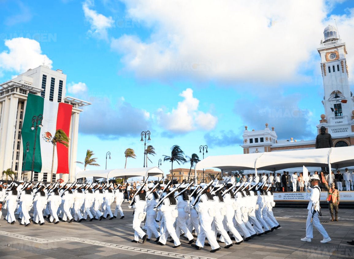 Video: Realizan desfile militar por 201 años de la creación de la Armada de México
