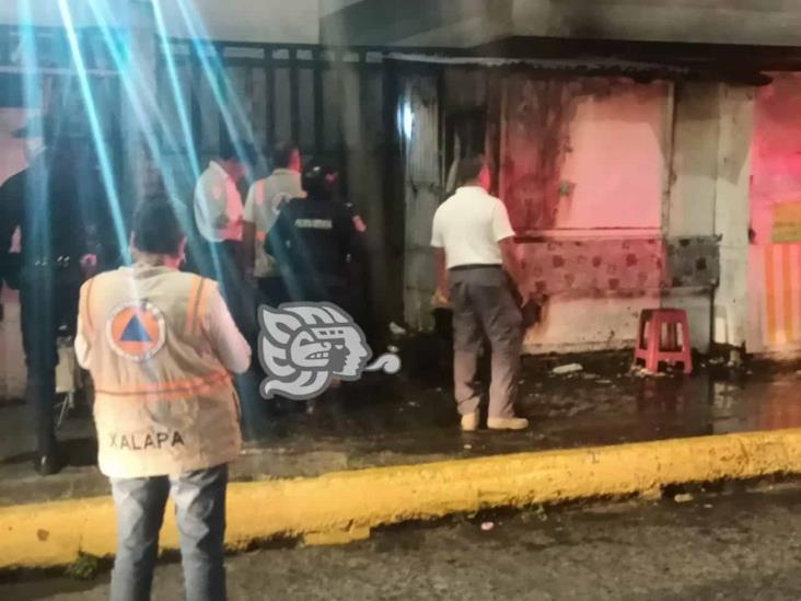 Se incendia local de venta de comida cerca de la clínica 66 del IMSS, en Xalapa