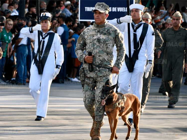 Video: Realizan desfile militar por 201 años de la creación de la Armada de México