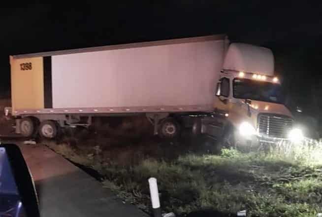 Un herido tras choque entre camión y tráiler, en Amatlán