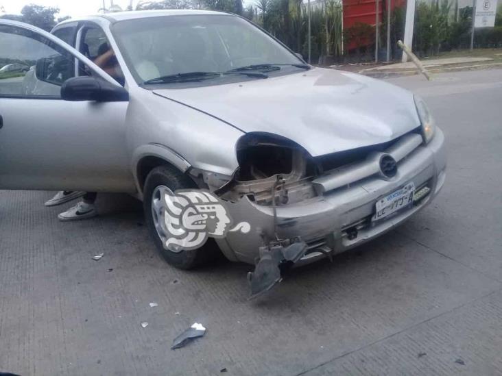 Pareja de motociclistas son embestidos por automóvil en Las Trancas, en Xalapa