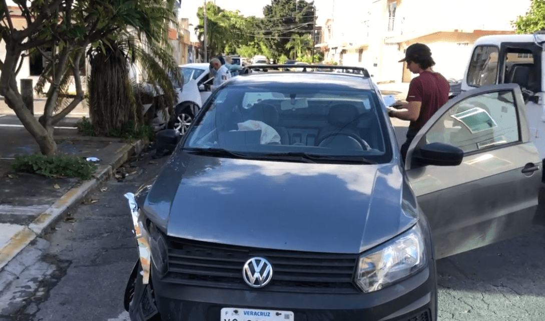 Video: Camioneta de fumigación impacta a automóvil en Veracruz