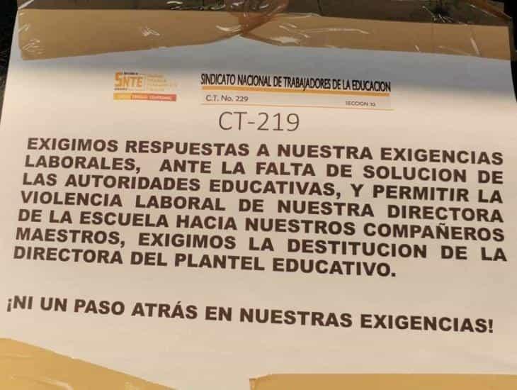 Docentes realizan paro de labores por sufrir violencia laboral