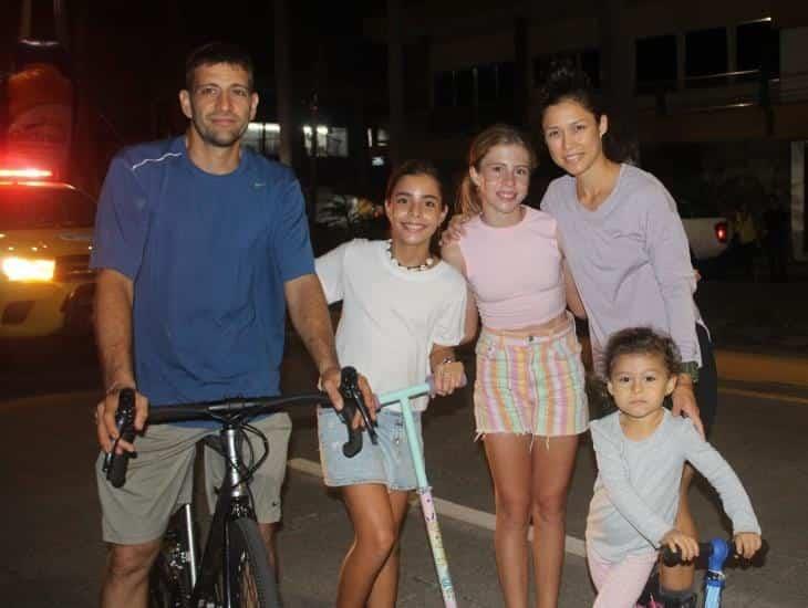 Niños, adolescentes y adultos participan en el Critical Mass basado en el mes patrio