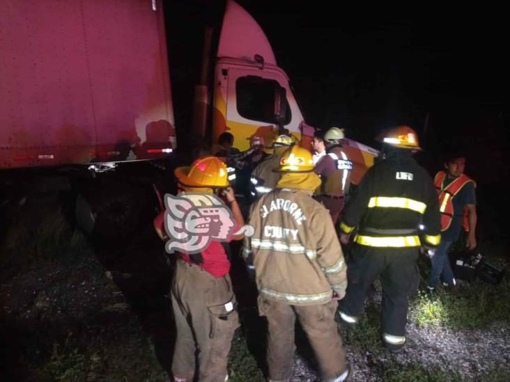 Un herido tras choque entre camión y tráiler, en Amatlán