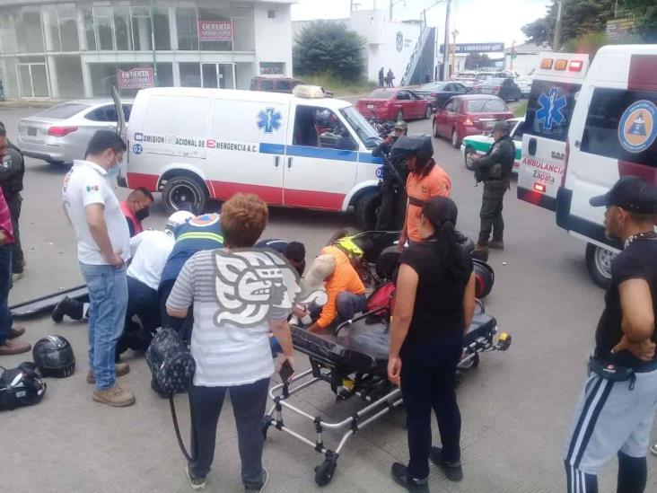 Pareja de motociclistas son embestidos por automóvil en Las Trancas, en Xalapa