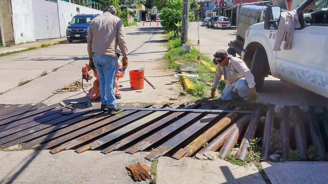 Reponen rejillas y tapas en colonias de Coatzacoalcos